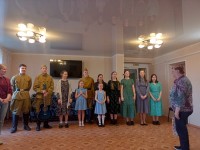 Школьники Колпашево поздравили ветеранов с Днём Победы