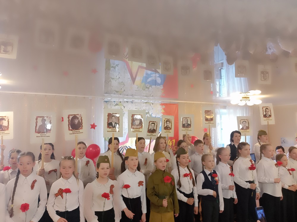 Школьники Колпашево поздравили ветеранов с Днём Победы